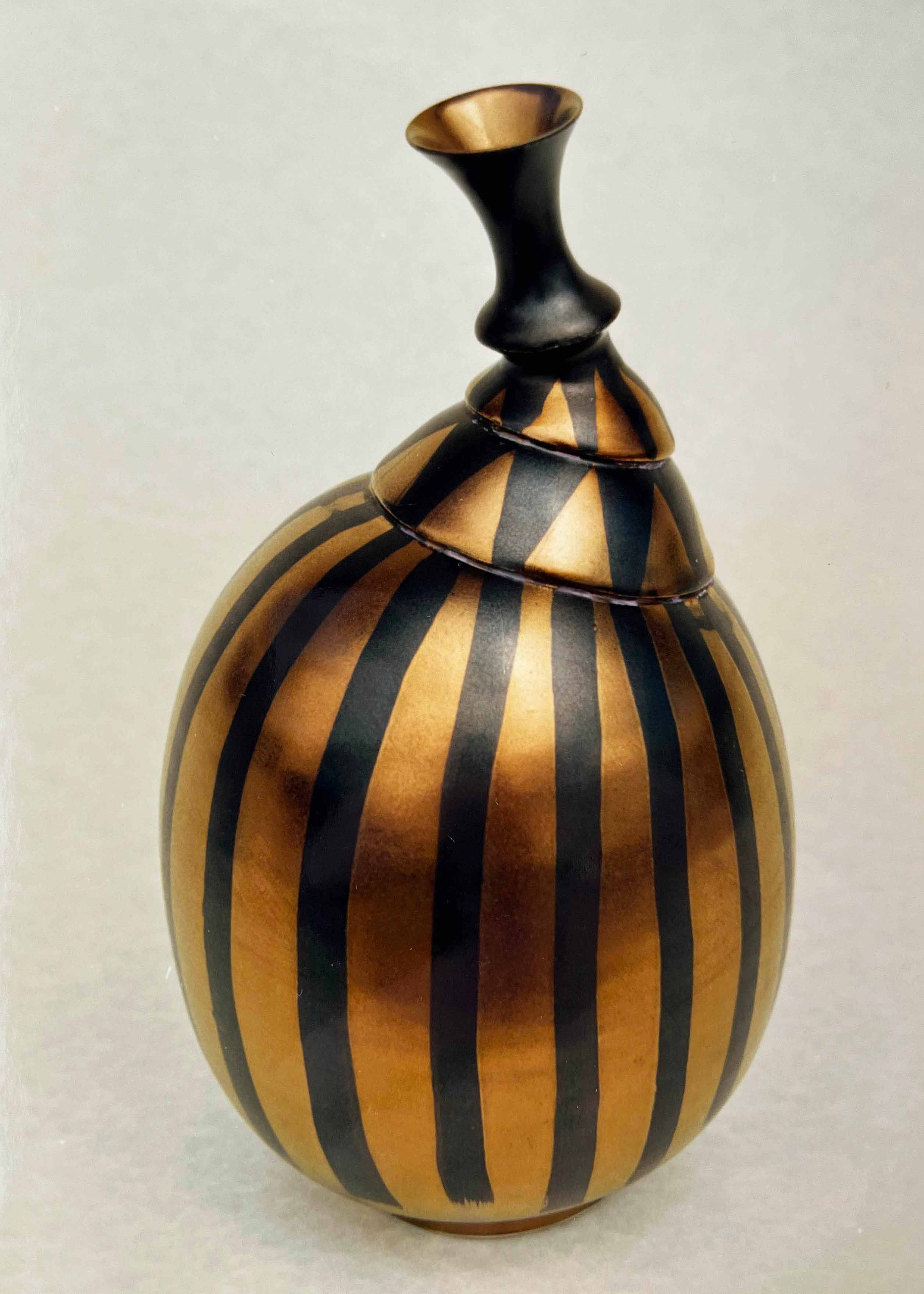 black gold vase 05