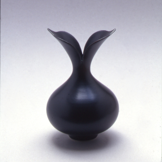 black mag vase 17