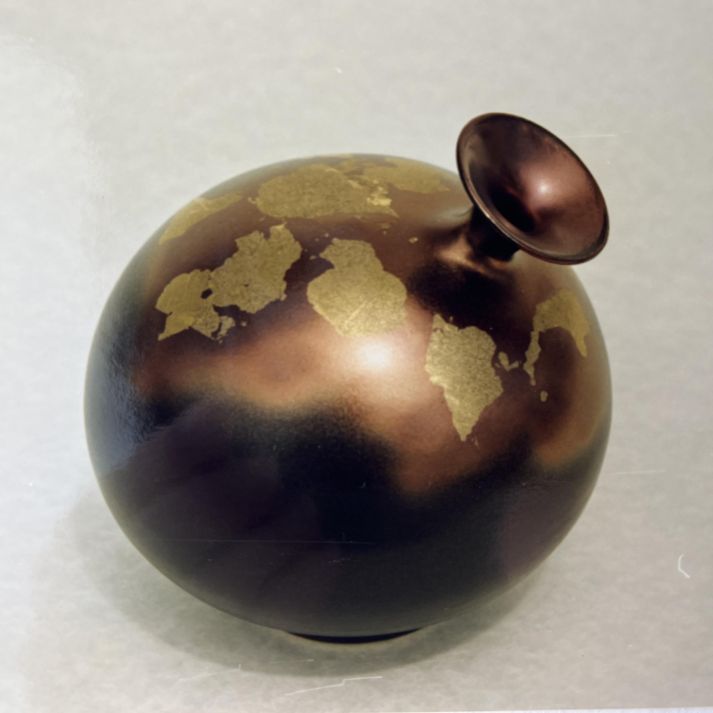 black gold vase 22